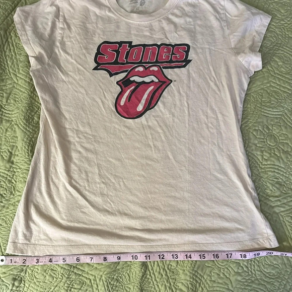 Rolling Stones cream colored t shirt with signature red tongue - Picture 3 of 9